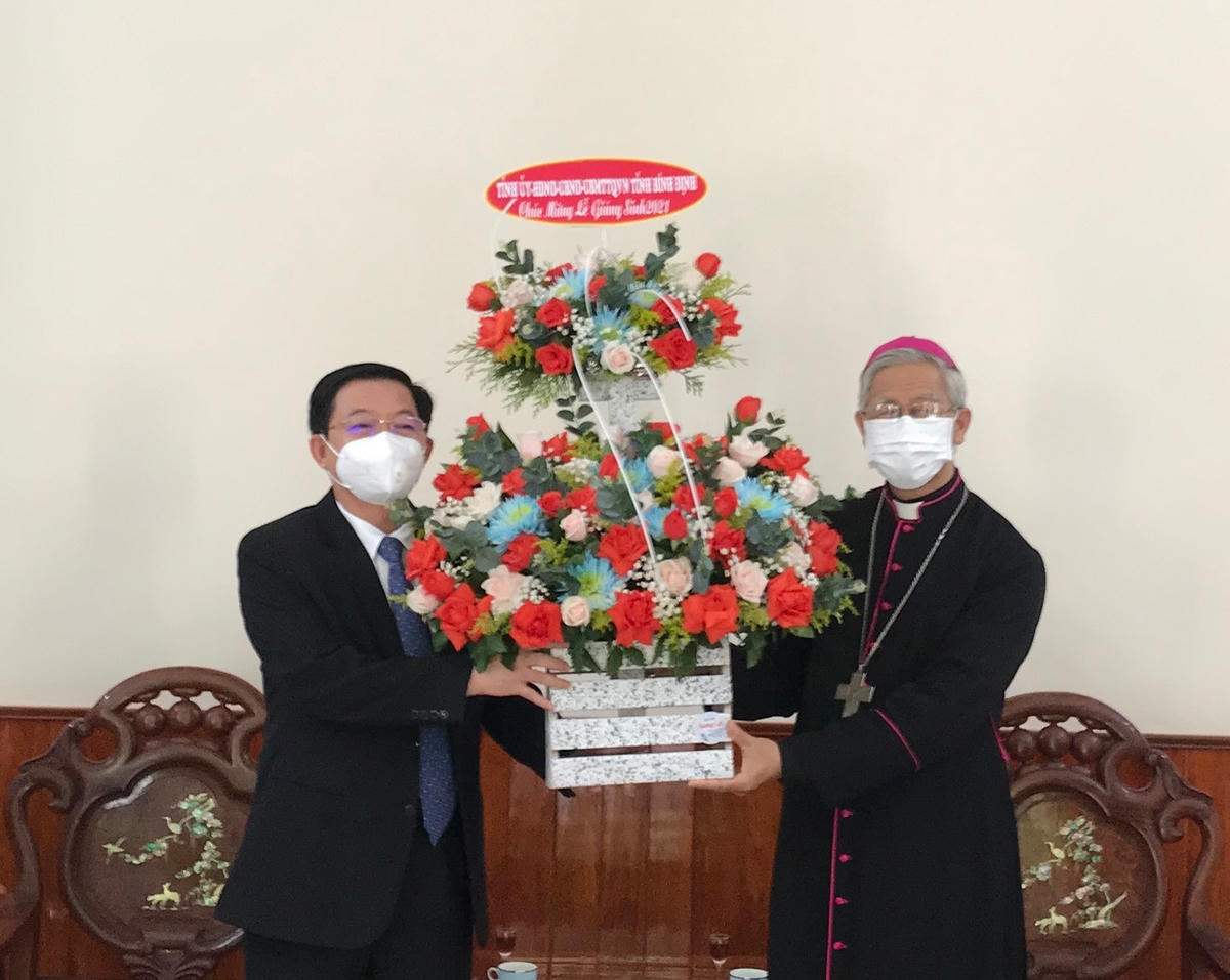Thay mặt Tỉnh ủy, UBND, HĐND tỉnh Bình Định, Bí thư Tỉnh ủy Hồ Quốc Dũng gửi lời chúc mừng tới Giám mục, các vị Giáo phẩm, chức sắc, tu sĩ và đồng bào Công giáo.