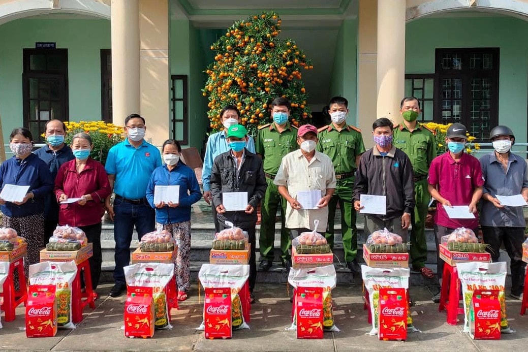 Công an phường Tân An trao tặng quà Tết cho người dân có hoàn cảnh khó khăn.