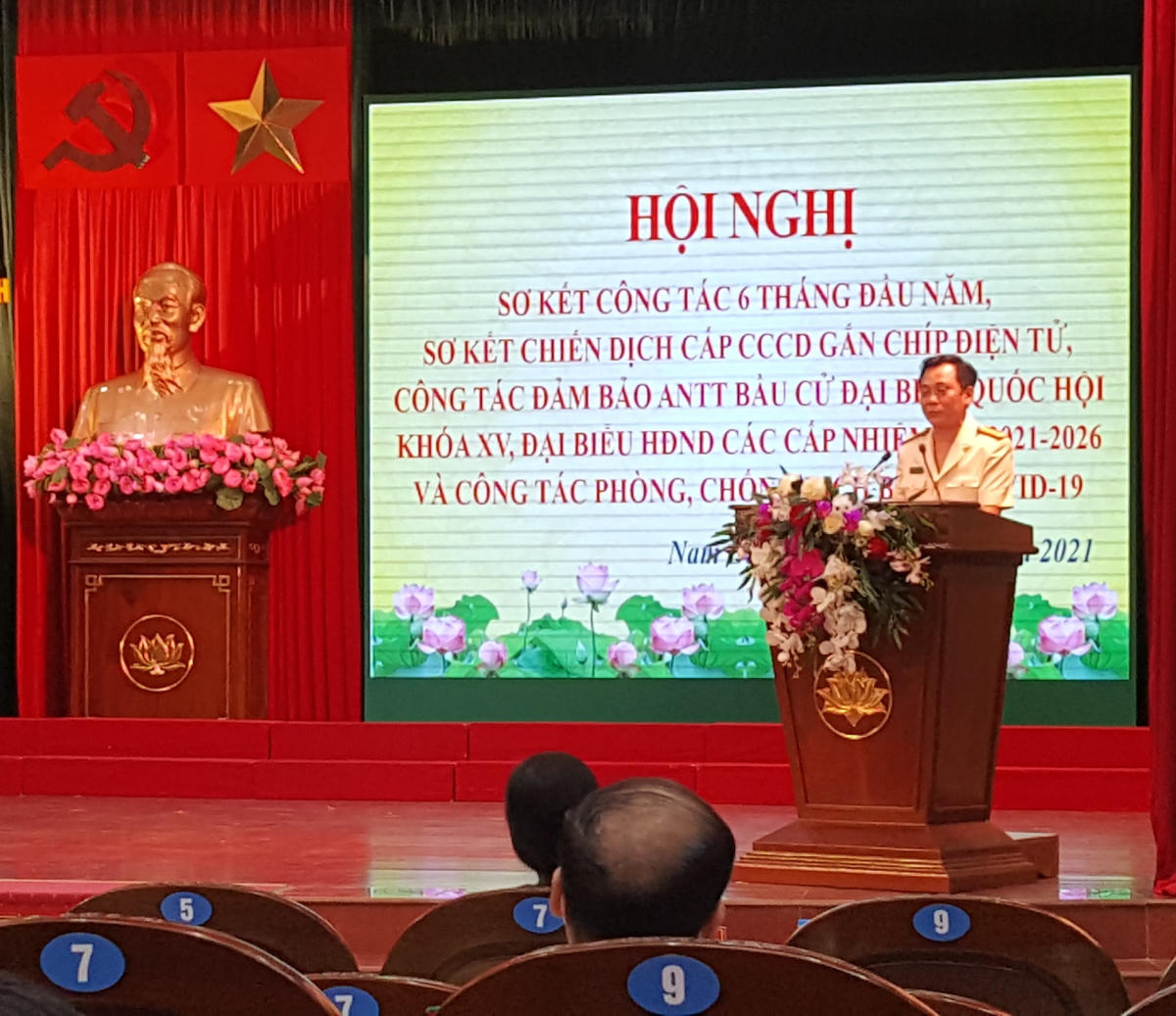 Thượng tá Đặng Đức Hảo nêu vấn đề tại hội nghị.