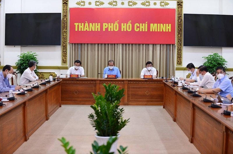 Phó Thủ tướng Thường trực Chính phủ Trương Hòa Bình họp với lãnh đạo TP HCM sáng 30/5. (Ảnh: PLO.vn).