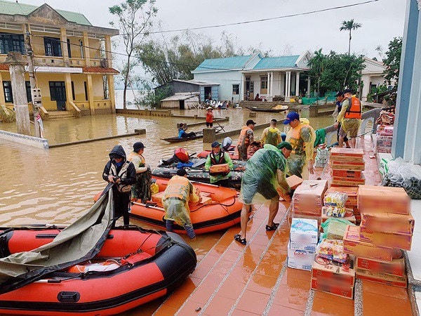 Nhiều người lặng lẽ đóng góp cho những chuyến từ thiện mà không để lại dấu chân nào.