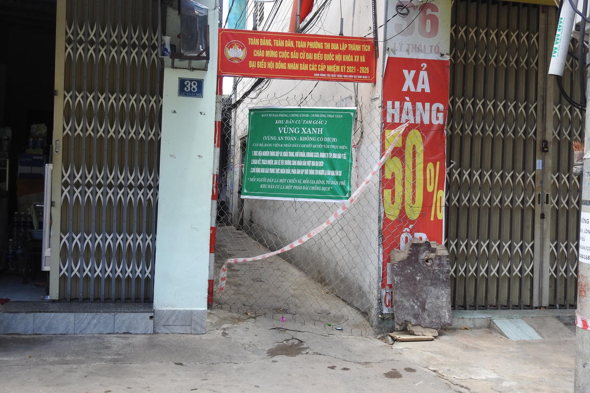 Rào chắn kiên cố "nội bất xuất, ngoại bất nhập" tại một khu dân cư 'vùng xanh' của Đà Nẵng. Ảnh: Thanh Tùng.