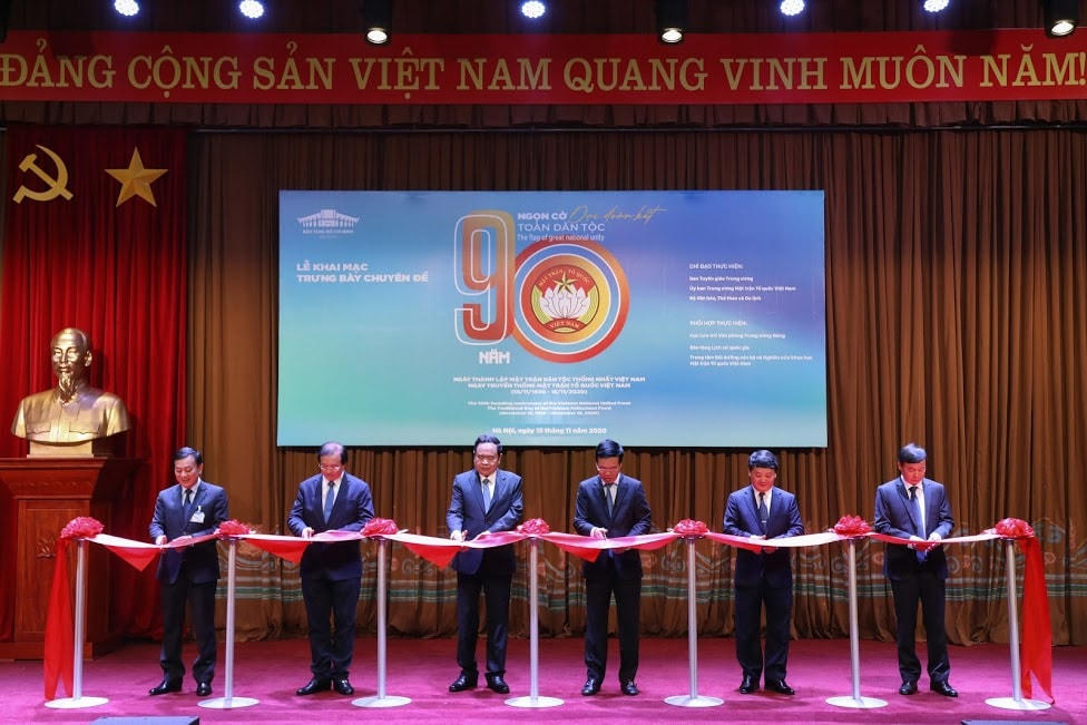 Lãnh đạo Đảng, Nhà nước, MTTQ Việt Nam và các cơ quan liên quan cắt băng khai mạc trưng bày chuyên đề.