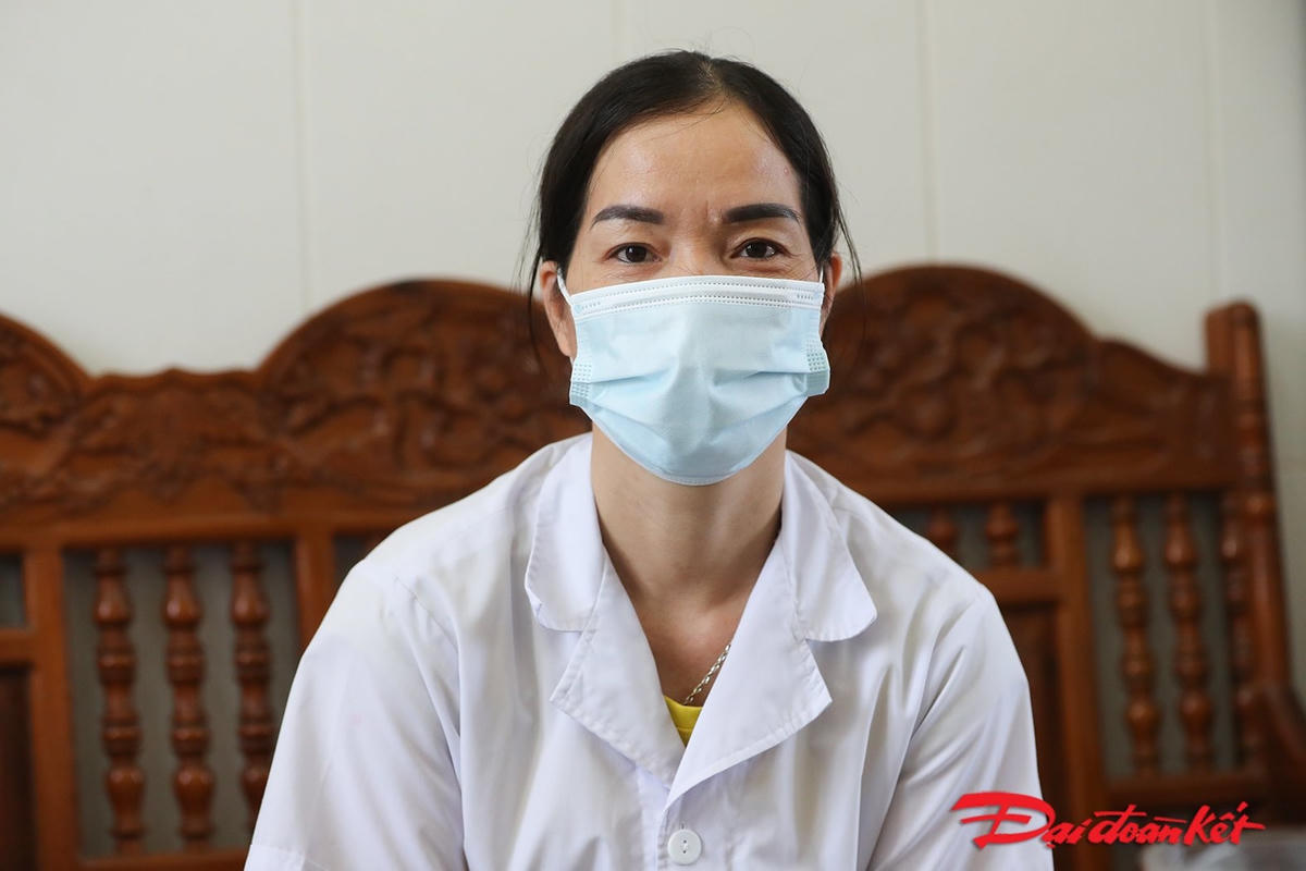 Chị Ngô Thị Tô Lan Anh, cán bộ y tế tại Trạm Y tế thị Trấn Yên Lạc tâm sự với phóng viên báo Đại Đoàn Kết. Ảnh: Quang Vinh.