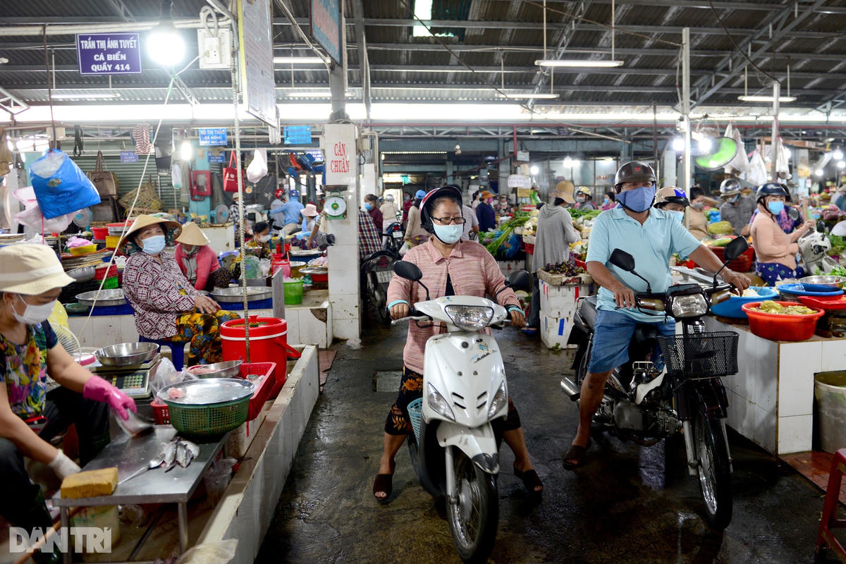 Các quận, huyện của TP HCM chủ động nới lỏng các biện pháp giãn cách nếu đủ an toàn.