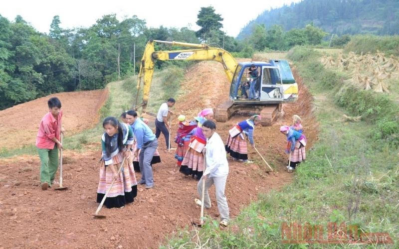 Người dân tham gia làm đường giao thông nông thôn ở Simacai (Lào Cai). Ảnh: Quốc hồnG.