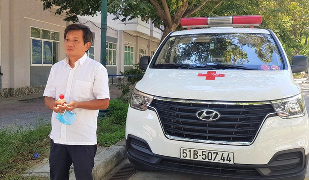 Ông Đoàn Ngọc Hải cùng xe cứu thương tại khuôn viên của BV Ung Bướu Đà Nẵng để chờ đưa bệnh nhân về quê. Nguồn Kênh 14.vn.