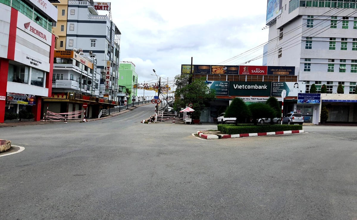 Các ngã tư, ngã ba cũng vắng lặng không một bóng người.