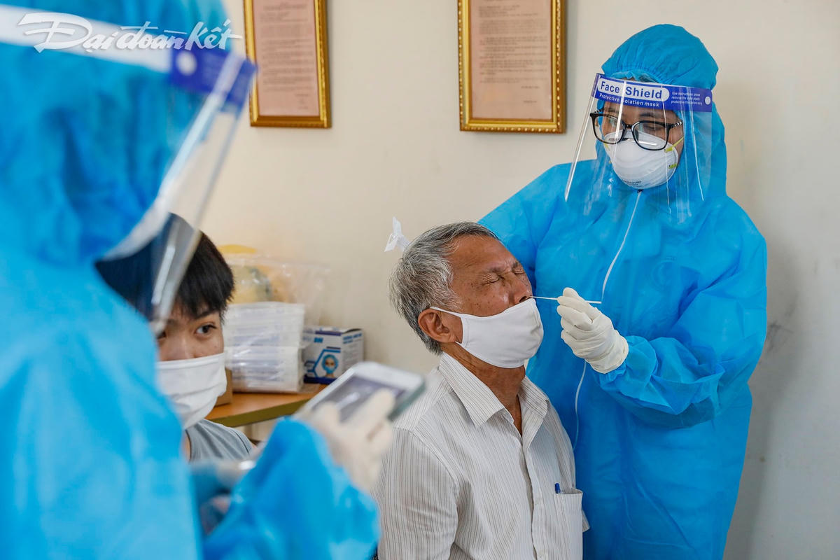 [ẢNH] Y bác sĩ Bắc Giang thực hiện xét nghiệm diện rộng tại phường Việt Hưng