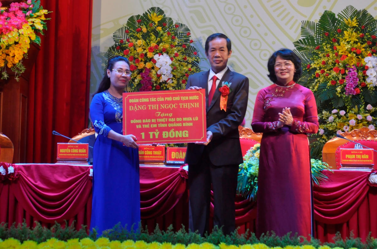 Phó Chủ tịch nước Đặng Thị Ngọc Thịnh tặng đồng bào bị thiệt hại do mưa lũ và trẻ em nghèo tỉnh Quảng Bình 1 tỷ đồng.