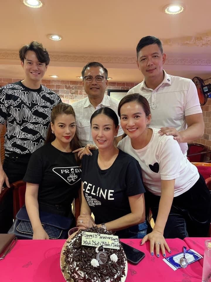Vợ chồng Bình Minh - Anh Thơ kỷ niệm 13 năm ngày cưới cùng những người bạn thân, Hoa hậu Hà Kiều Oanh và chồng, doanh nhân Huỳnh Trung Nam, Trương Ngọc Ánh và tình trẻ Anh Dũng.