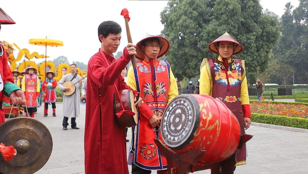 Sau khi 3 hồi, 9 tiếng trống của buổi tái hiện vang lên, đoàn rước bắt đầu rước xuân ngưu: rước mô hình trâu (khi xưa đắp bằng đất) từ cổng Đoan Môn vào trong kinh thành, tổ chức tại Điện Kính Thiên. (Ảnh: Vietnam+).