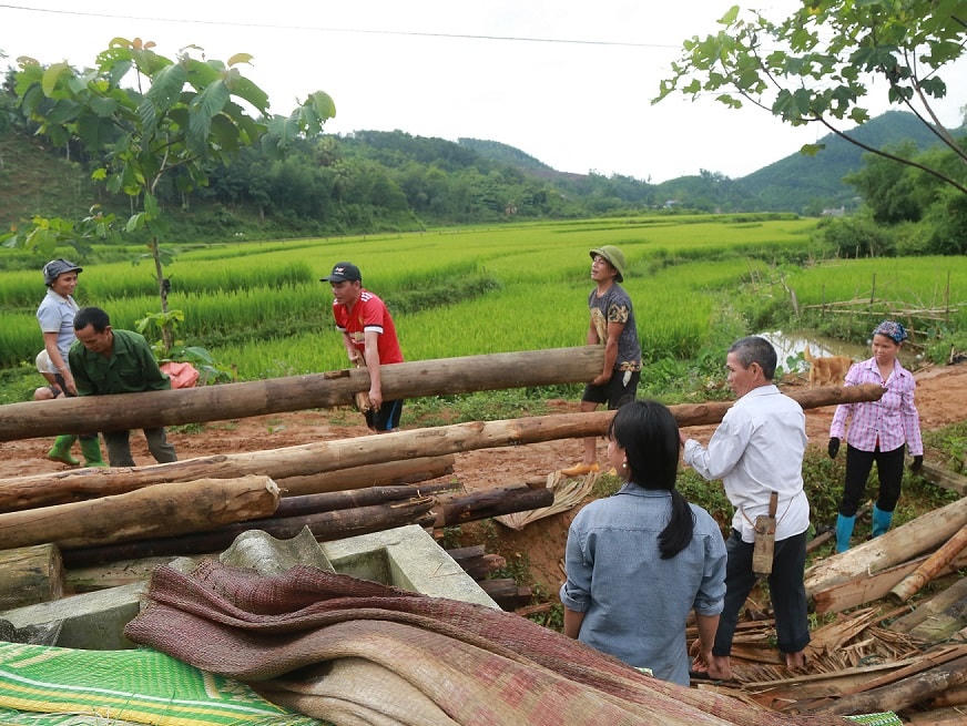 Giúp gia đình anh Hà Văn Min (xã Thu Ngạc, huyện Tân Sơn) dựng nhà mới. Ảnh: Quang Vinh.