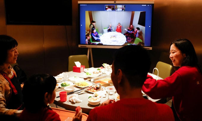 Gia đình Liu Yuting ăn tất niên trong nhà hàng và kết nối với người thân qua video. Ảnh: Reuters.