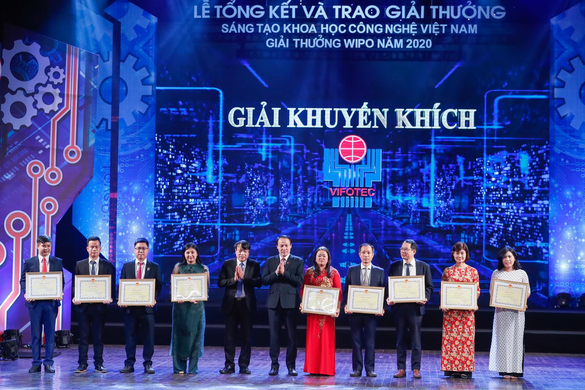 Trao giải Khuyến khích cho các công trình đoạt giải.