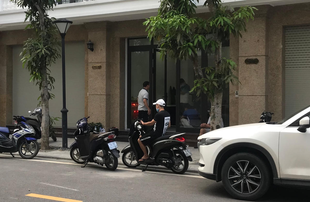 Cơ quan Công an khám xét một căn hộ cao cấp để truy tìm chứng cứ vụ án.