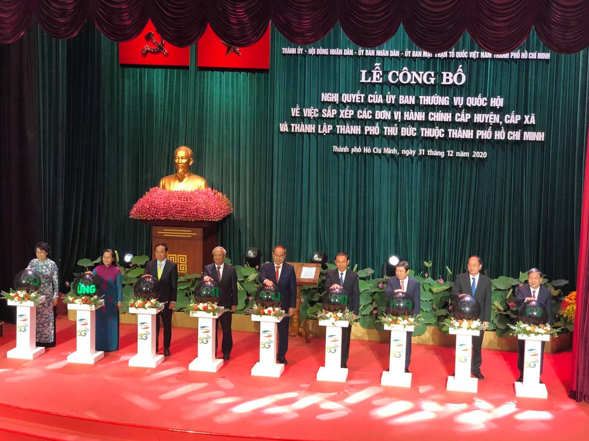 Đại diện lãnh đạo thành phố và trung ương dự lễ khai trương hệ thống di động 5G trên địa bàn TP Thủ Đức (Ảnh: Hồng Phúc).