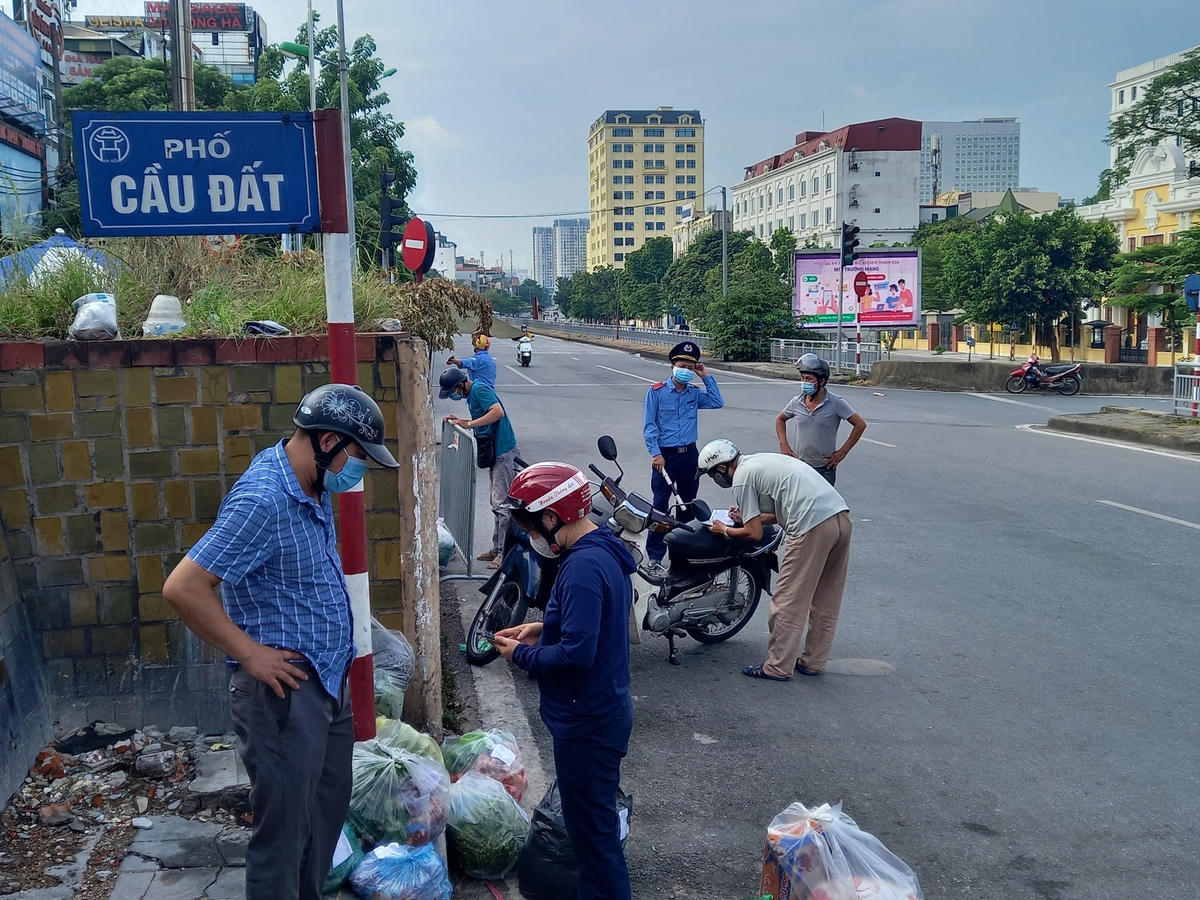 [ẢNH] Cận cảnh chốt cung ứng thực phẩm tại phường Chương Dương, Quận Hoàn Kiếm