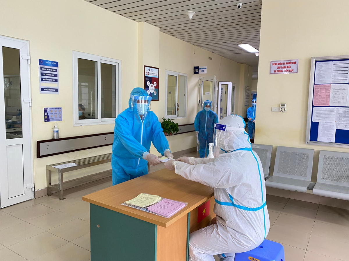 Hình ảnh y bác sĩ, bệnh nhân và người nhà tại Bệnh viện K tham gia bầu cử