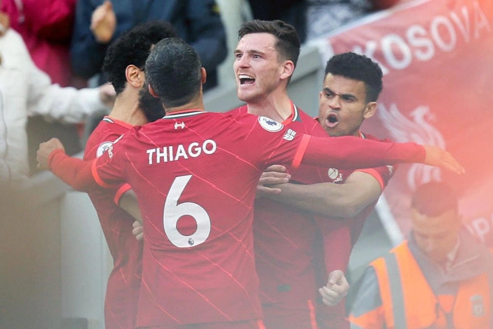 Cầu thủ Liverpool ăn mừng bàn thắng mở tỉ số (Ảnh: Getty).