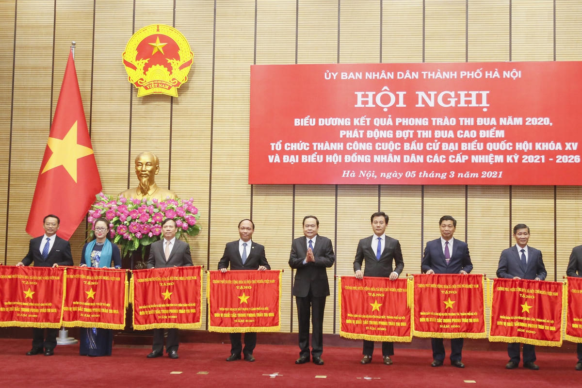 Ủy viên Bộ Chính trị, Chủ tịch UBTƯ MTTQ Việt Nam Trần Thanh Mẫn trao cờ thi đua của Chính phủ cho các đơn vị có thành tích xuất sắc.