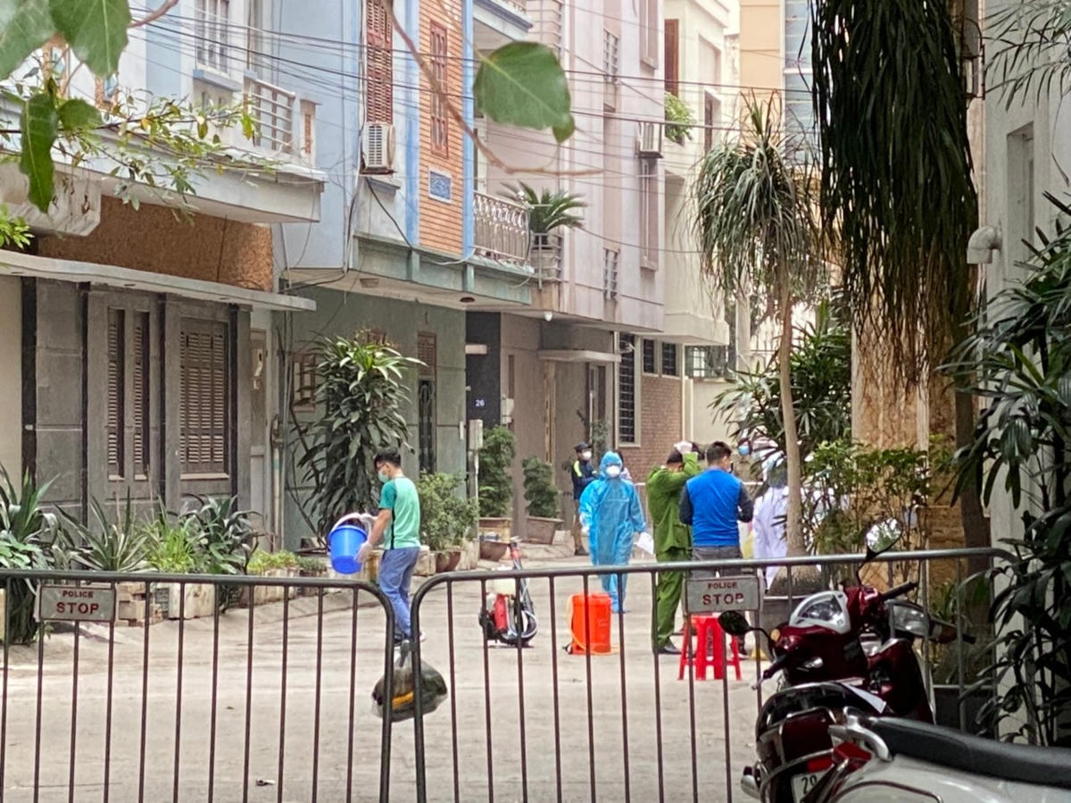 Phía trong khu tập thể 18-4, lực lượng chức năng đang tiến hành khử khuẩn và thu thập tông tin điều tra dịch tễ. Ảnh: Lan Anh.