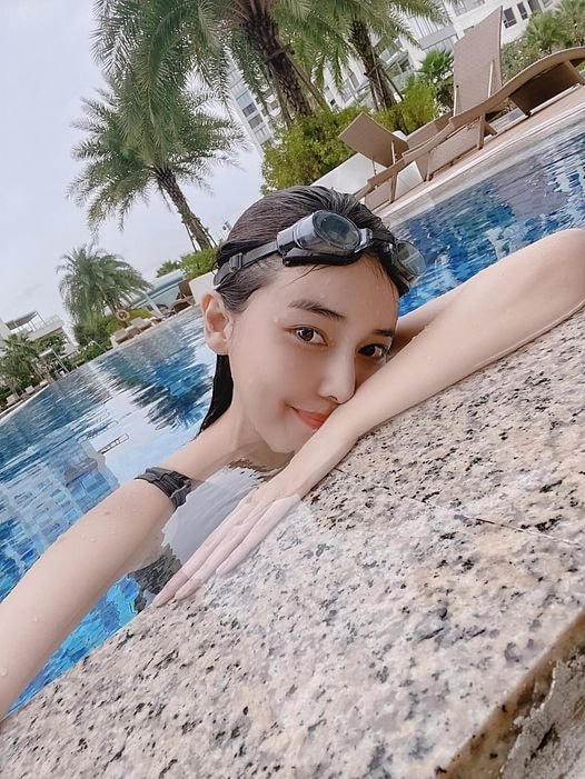 Nữ diễn viện Cao Thái Hà nhớ cảm giác được xuống hồ bơi trong mùa hè: “Mùa hè sắp qua đi nhưng chưa một lần chạm chân xuống hồ bơi... Việt Nam nhanh khoẻ lại nha. Thương lắm”.