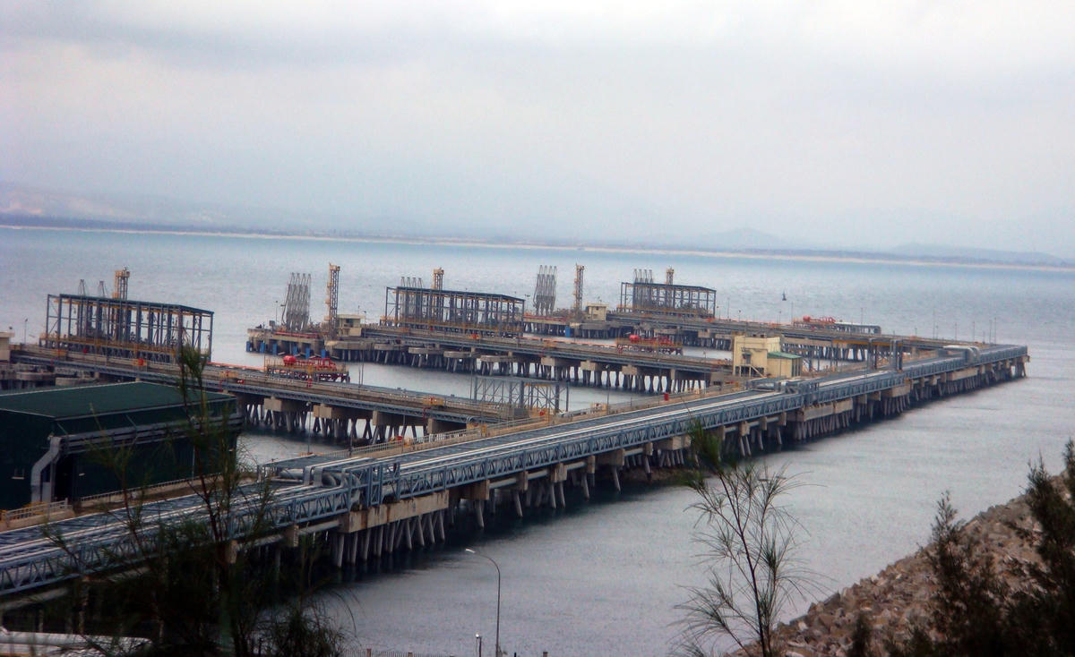 Một góc cảng tiếp dầu của nhà máy.