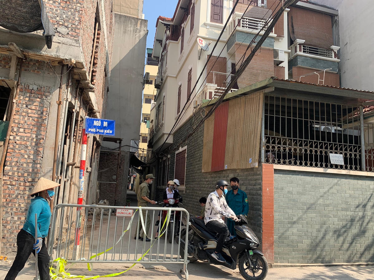 Lực lượng chức năng yêu cầu người dân ra vào ngõ thực hiện khai báo đầy đủ. Ảnh: L.A.