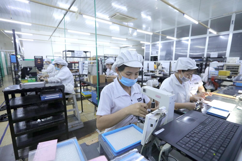 Doanh nghiệp đang rất mong chờ gói hỗ trợ để tiếp lực vượt qua khó khăn. Ảnh: Quang Vinh.