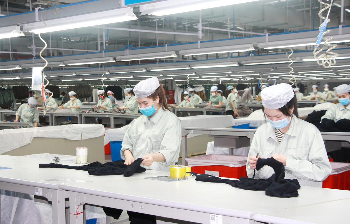Công nhân làm việc tại KCN Cảng biển Hải Hà luôn thực hiện nghiêm việc đeo khẩu trang.