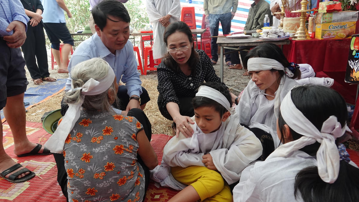 Gia đình chị Hồng, dựng lán nhà tạm để lập bàn thờ cho chồng.