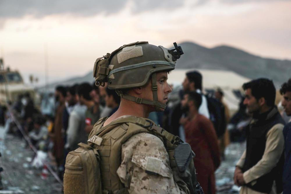   Lực lượng quân đội Mỹ hỗ trợ sơ tán tại sân bay Kabul. (Ảnh: AP).