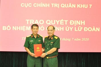 Đại tá Hoàng Đình Chung trao quyết định cho Thượng tá Đinh Hồng Quân.