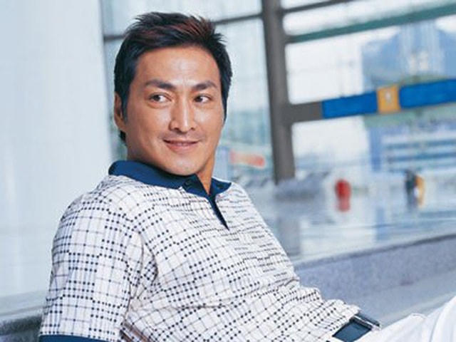 Năm 2013, Hà Gia Kính quyết định dừng đóng phim để tập trung kinh doanh.  