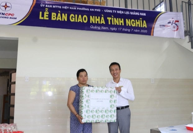Ông Lưu Đức Lợi, Phó Giám đốc PC Quảng Nam trao quà cho bà Nguyễn Thị Thúy.