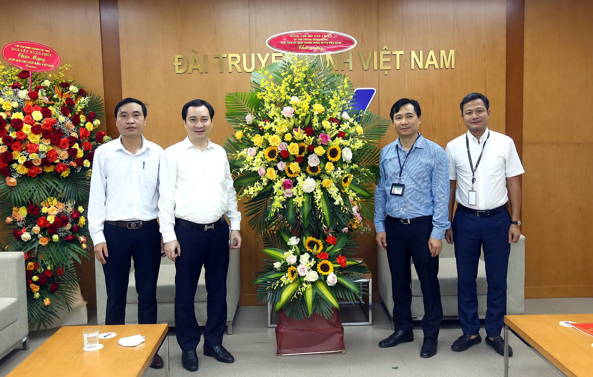 Ông Vũ Văn Tiến tặng hoa chúc mừng Đài Truyền hình Việt Nam. Ảnh: Kỳ Anh.