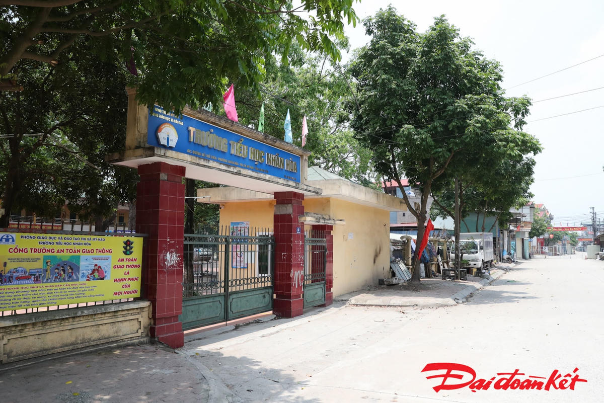 Đường phố vắng bóng người, tất cả người dân đều thực hiện nghiêm quy định phòng, chống dịch Covid-19. Ảnh: Quang Vinh. 