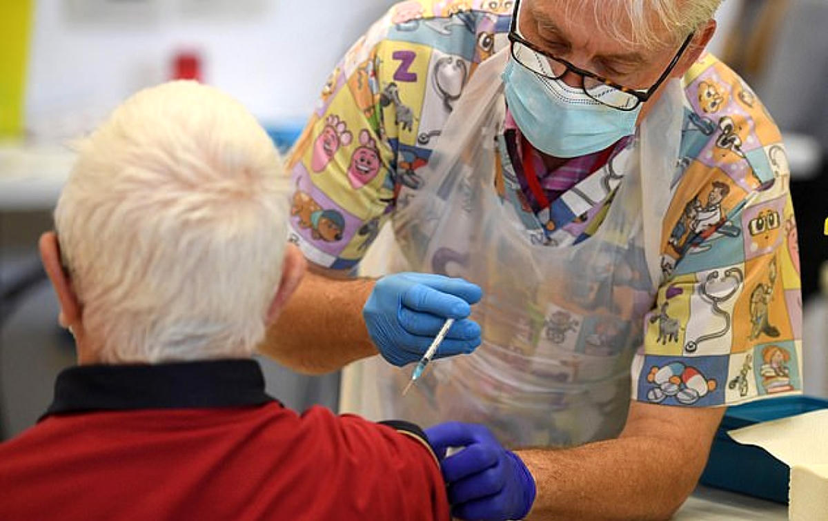 Tiêm phòng vaccine Covid-19 cho người cao tuổi tại Rio de Janeiro (Brazil).
