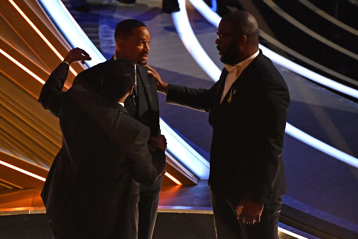 Tài tử Denzel Washington và Tyler Perry an ủi Will Smith đằng sau sân khấu. Ảnh: USA Today Today.