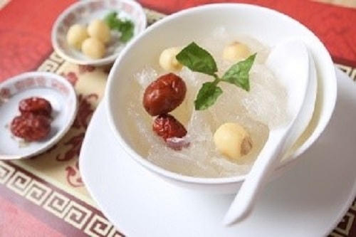 Chưng yến với táo đỏ hạt sen.