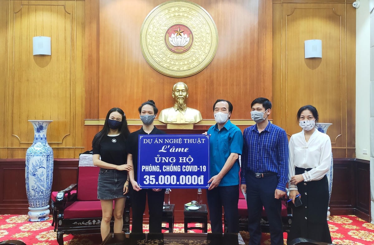 Phó Chủ tịch Ngô Sách Thực tiếp nhận ủng hộ từ Dự án nghệ thuật L’âme.
