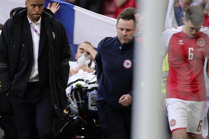 Eriksen được các bác sĩ chăm sóc tận tình.