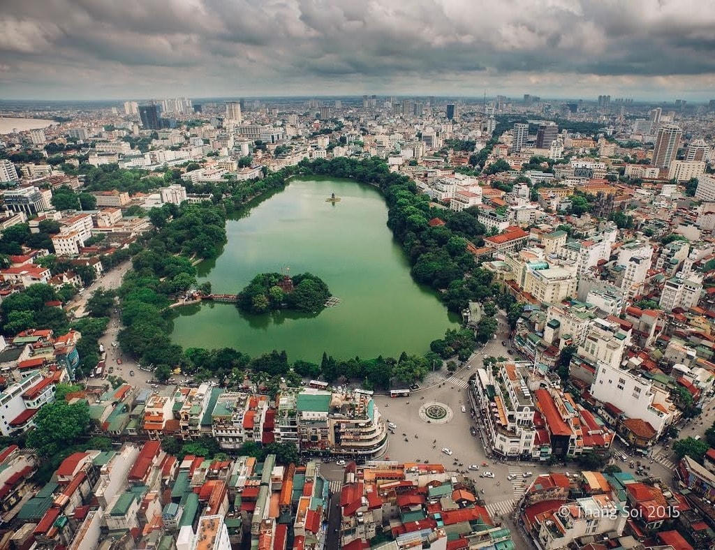 Hồ Gươm nhìn từ trên cao. (Ảnh: Lê Thế Thắng).