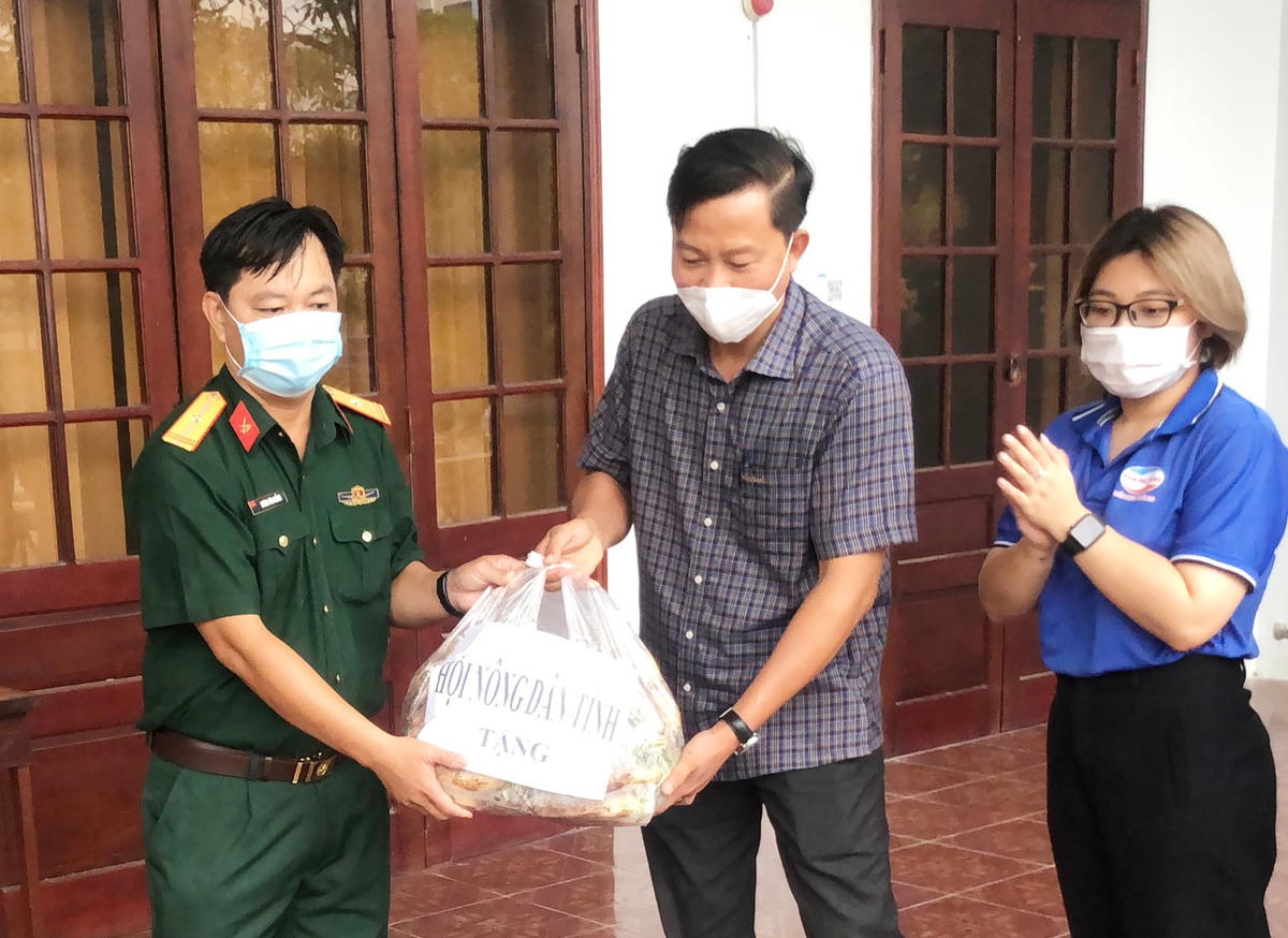 Bộ CHQS tỉnh Bạc Liêu đại diện tiếp nhận nguồn thực phẩm để chuyển tới tay người cần hỗ trợ. 