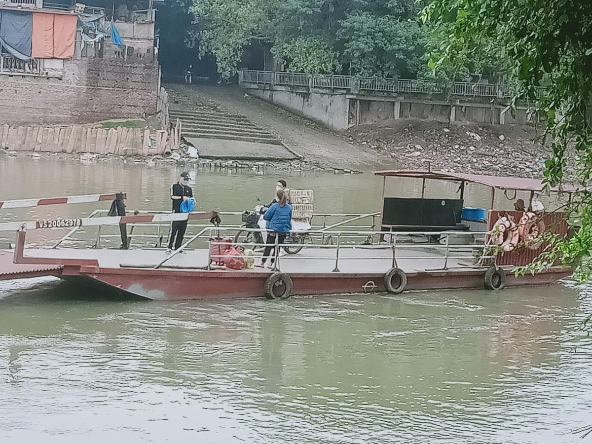 Nhiều hành khách không mặc áo phao, chủ quan ngồi sát mạn phà khi qua sông tại bến đò Quả Cảm.