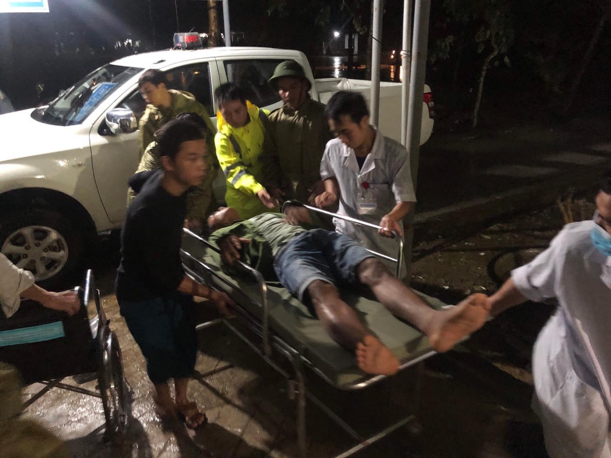 Lực lượng chức đã đưa 5 công nhân thủy điện Rào Trăng 4 đi cập cứu.