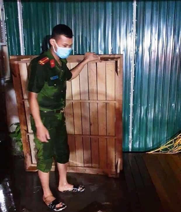 Một chiến sĩ ở Thạch Hà ướt nhẹp sau cơn mưa bất chợt.