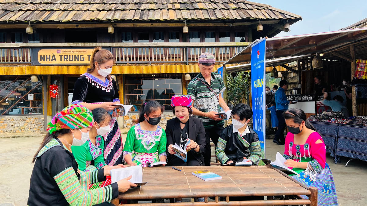 Người Mông ở Páng Cang vui mừng đón nhận sách “Văn hóa người Mông” do Trường CĐSP Yên Bái tặng.