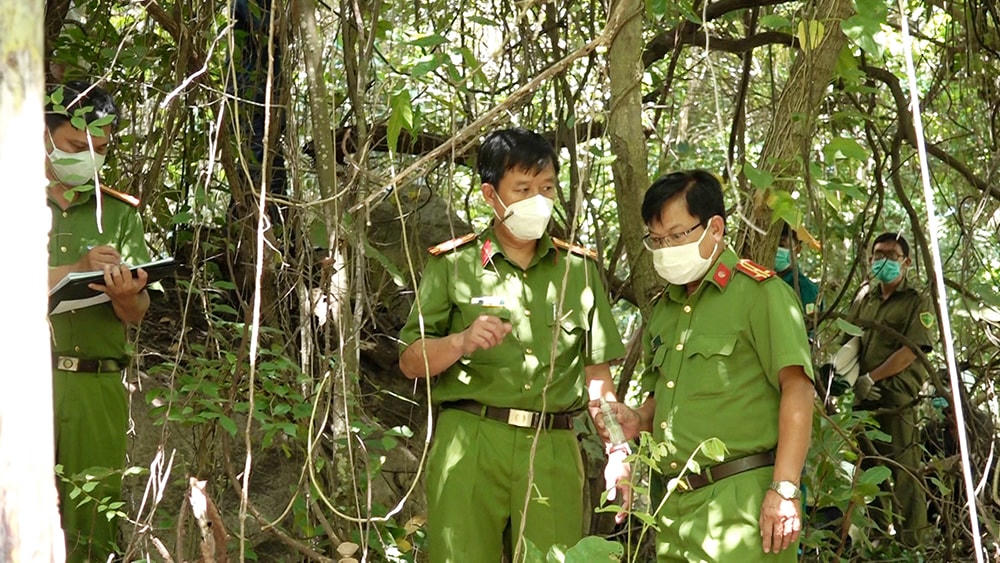 Đại tá Lê Phú Thạnh, Phó Giám đốc Công an tỉnh (người thứ 2 từ trái qua)chỉ đạo công tác khám nghiệm hiện trường và công tác điều tra tại hiện trường.